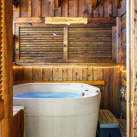 Do Not Disturb - Pigeon Forge Smoky Mountain Studio Cabin, Hot Tub, Fireplace Exterior photo