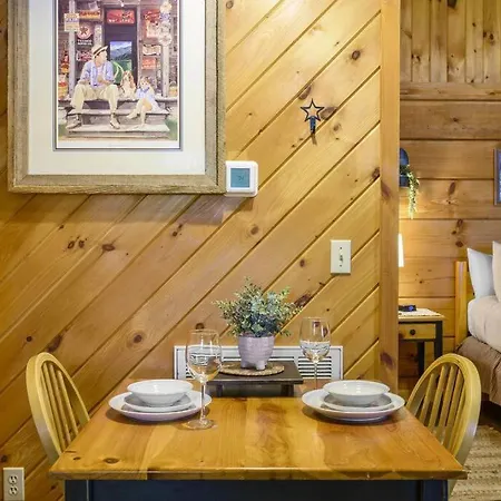 Do Not Disturb - Pigeon Forge Smoky Mountain Studio Cabin, Hot Tub, Fireplace Exterior photo