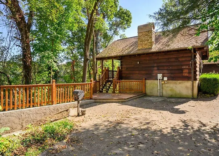 Do Not Disturb - Pigeon Forge Smoky Mountain Studio Cabin, Hot Tub, Fireplace