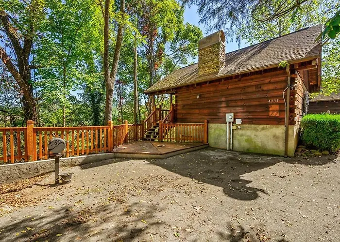 Do Not Disturb - Pigeon Forge Smoky Mountain Studio Cabin, Hot Tub, Fireplace