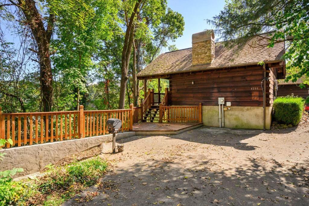 Do Not Disturb - Smoky Mountain Cabin, Hot Tub, Fireplace Pigeon Forge