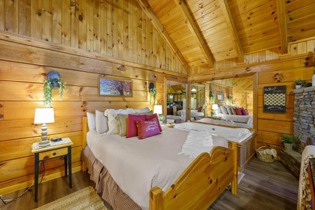 Holiday home Do Not Disturb - Smoky Mountain Cabin, Hot Tub, Fireplace