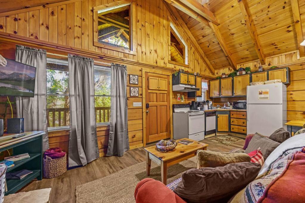 Do Not Disturb - Smoky Mountain Cabin, Hot Tub, Fireplace Сasa de vacaciones Pigeon Forge