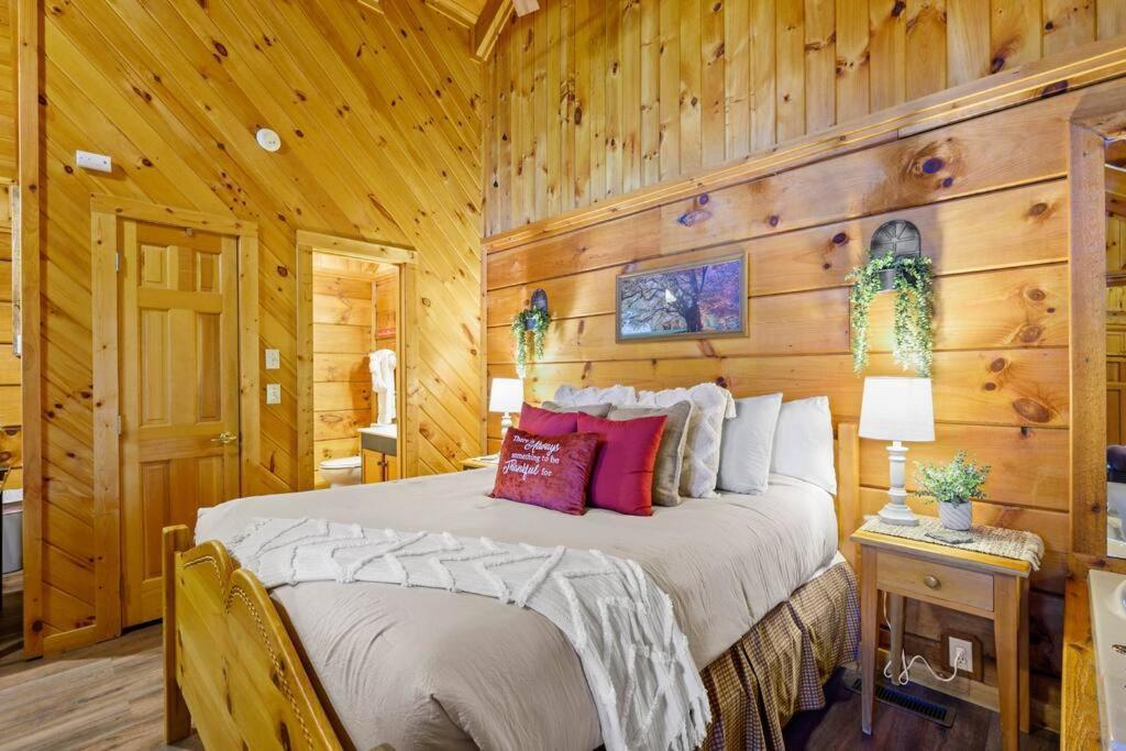 Do Not Disturb - Smoky Mountain Cabin, Hot Tub, Fireplace *