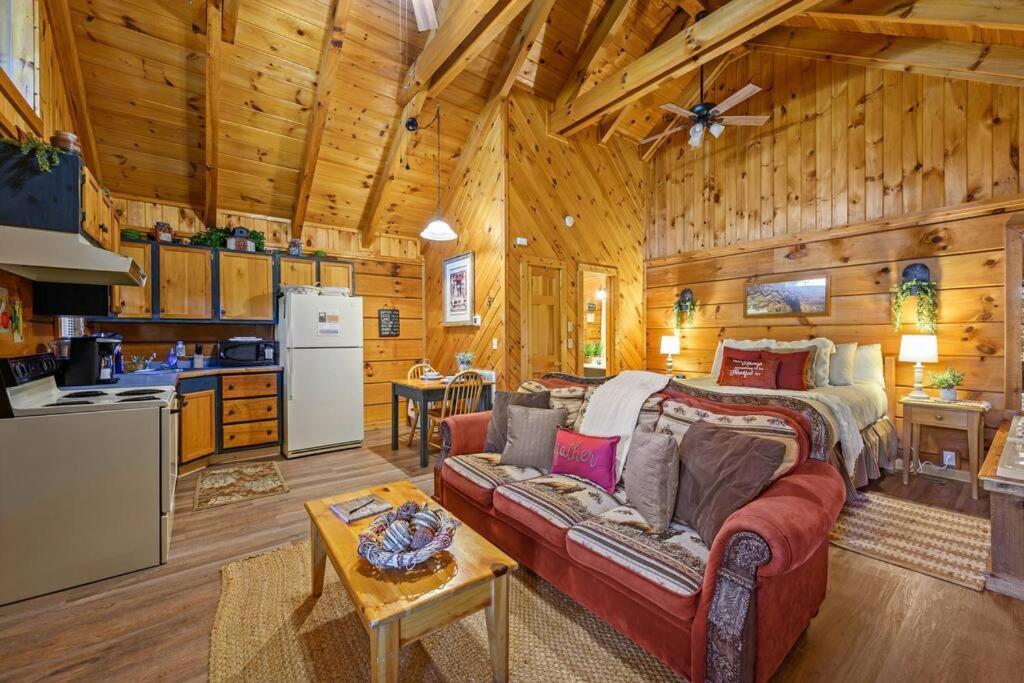 Do Not Disturb - Smoky Mountain Cabin, Hot Tub, Fireplace * Pigeon Forge