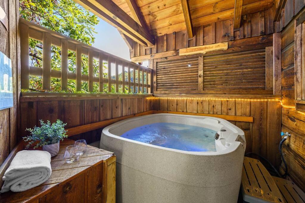 Do Not Disturb - Smoky Mountain Cabin, Hot Tub, Fireplace Holiday home