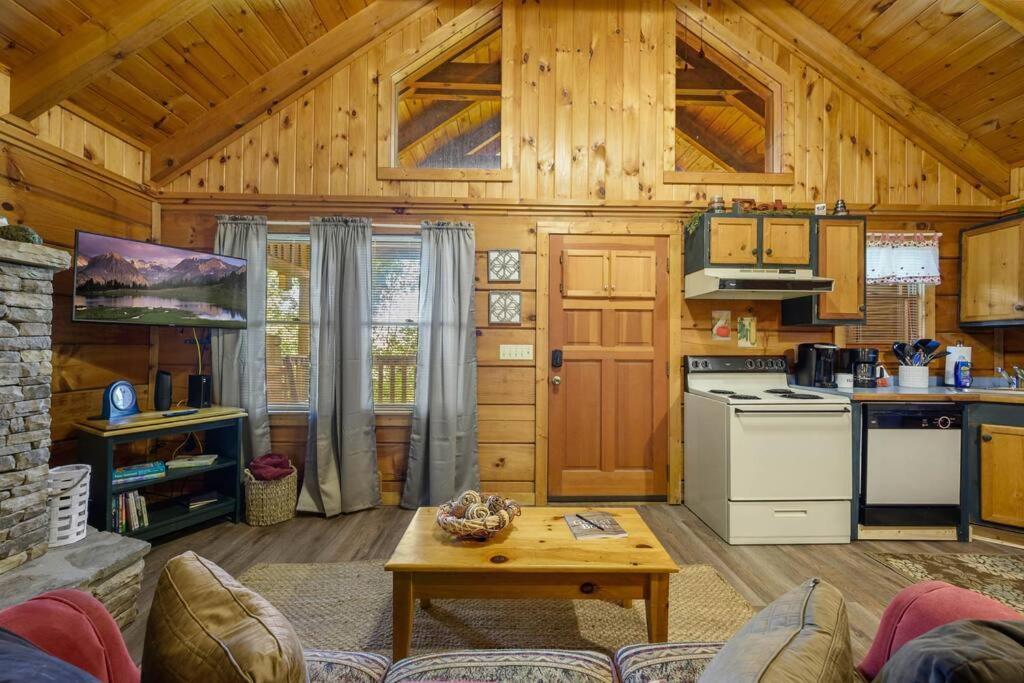 Do Not Disturb - Smoky Mountain Cabin, Hot Tub, Fireplace Сasa de vacaciones