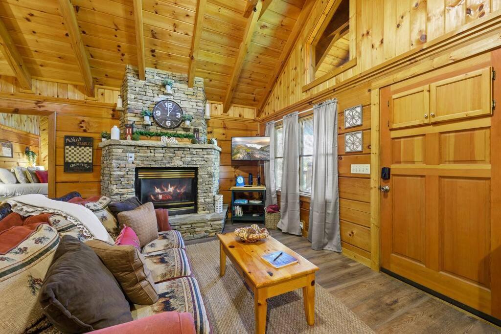 Do Not Disturb - Smoky Mountain Cabin, Hot Tub, Fireplace Pigeon Forge