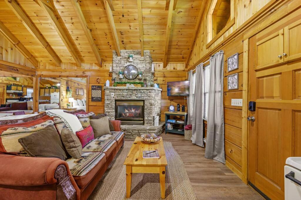 Do Not Disturb - Smoky Mountain Cabin, Hot Tub, Fireplace Сasa de vacaciones