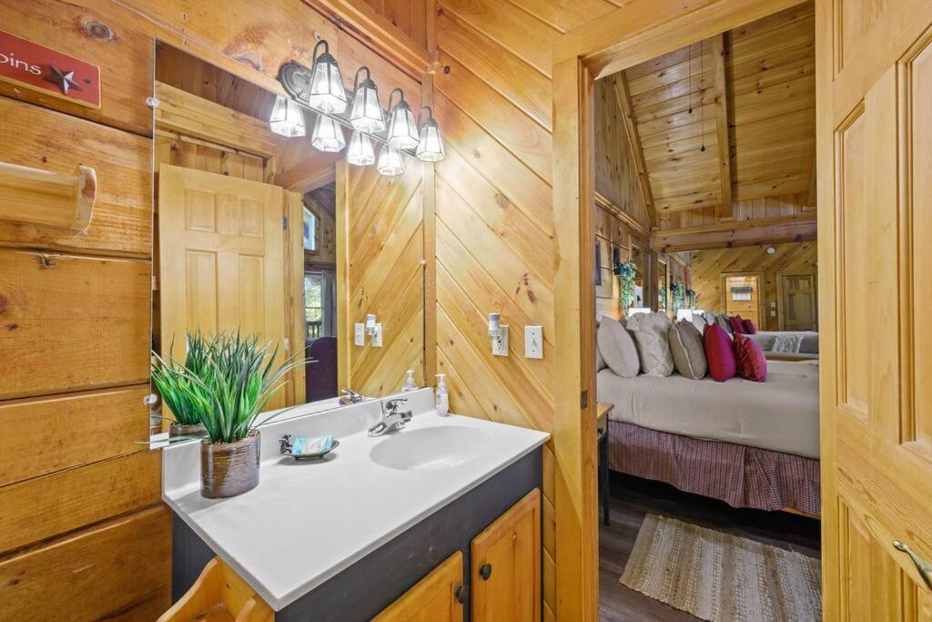 Do Not Disturb - Smoky Mountain Cabin, Hot Tub, Fireplace